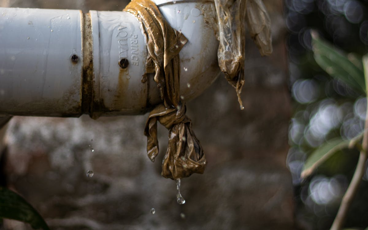 Ma toiture fuit sous la pluie : que faire en urgence ?